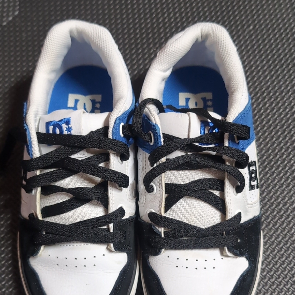 DC Shoe Co Youth Skater Shoes Size 5Y. Black, White, Royal Blue.